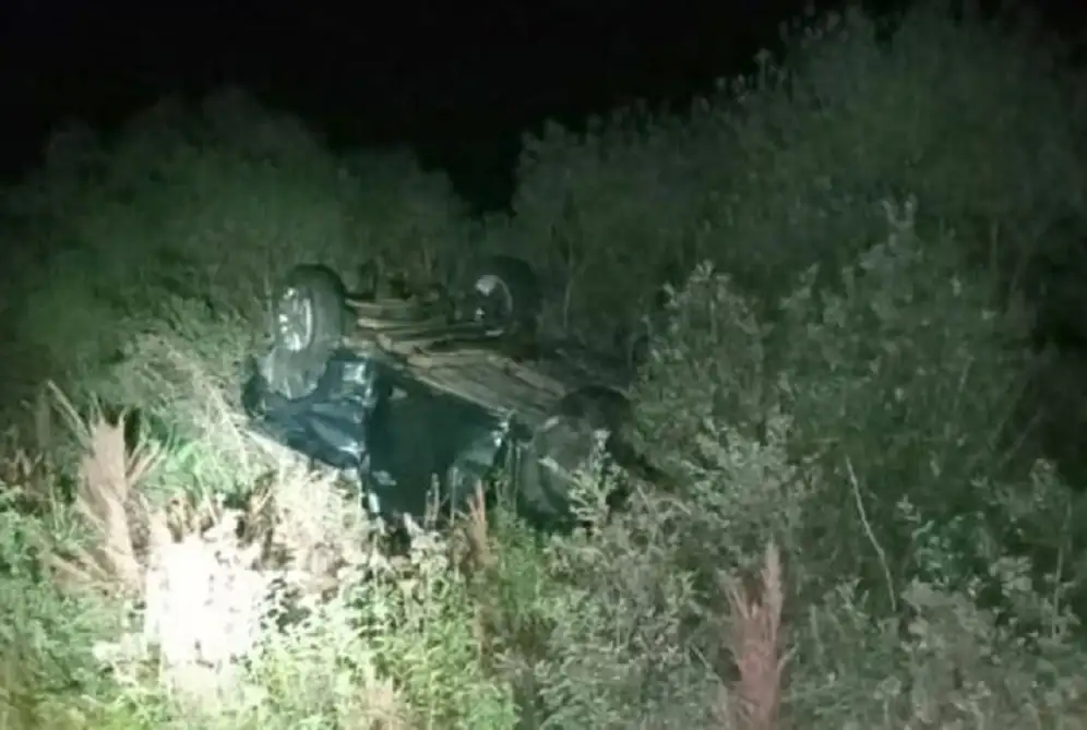 Una camioneta volcó y terminó en la banquina en la Autovía 14