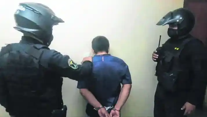 Se ofreció a llevarla a su casa tras una fiesta, la obligó a desnudarse y la abusó