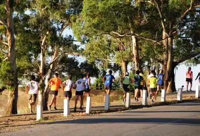 El Lago del Fuerte congrega a muchas personas que disfrutan del deporte al aire libre.