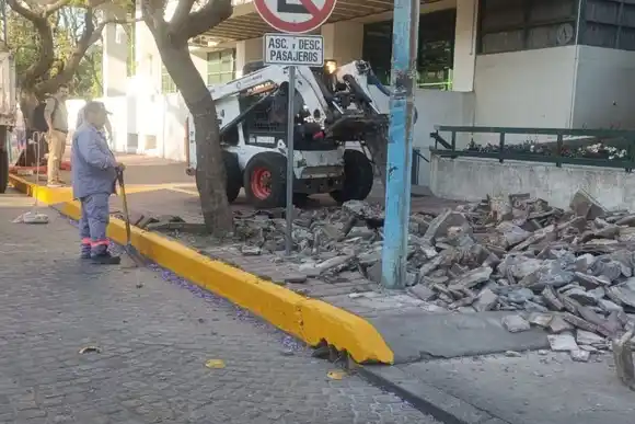 Se iniciaron obras de remodelación en las veredas del edificio municipal