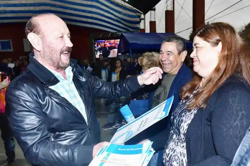 Insfrán encabezó nueva edición del OPNGT
y entregó títulos de propiedad a familias