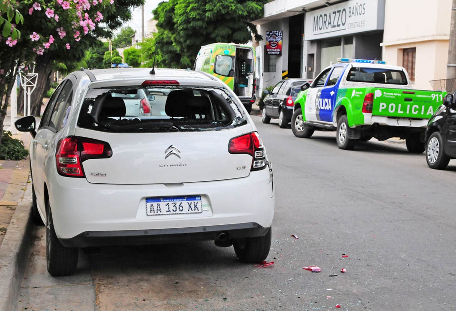 Motociclista chocó contra un auto estacionado en Chacabuco al 1300 y fue hospitalizado