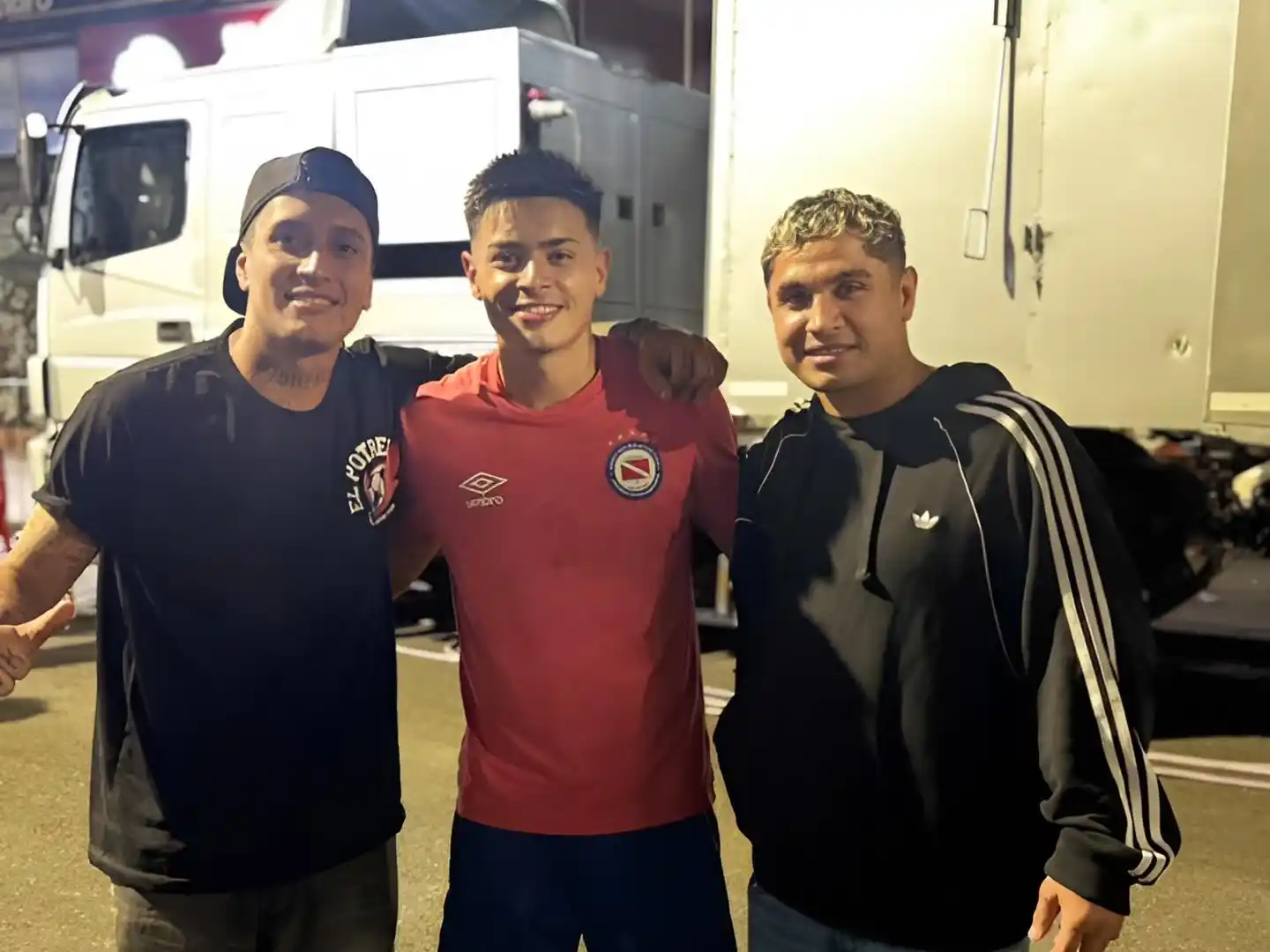 Lautaro Monzón, Diego Porcel y Laureano Ubiedo, tras la victoria de Argentinos Juniors frente a Lanús.