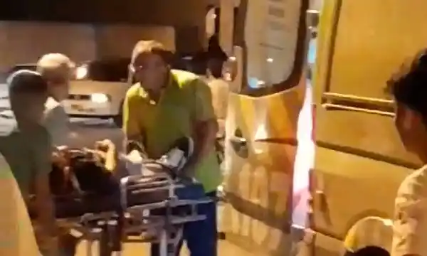 Personal del SAME trasladó al joven herido hacia la Guardia del Hospital. Foto: captura de video La Opinión.