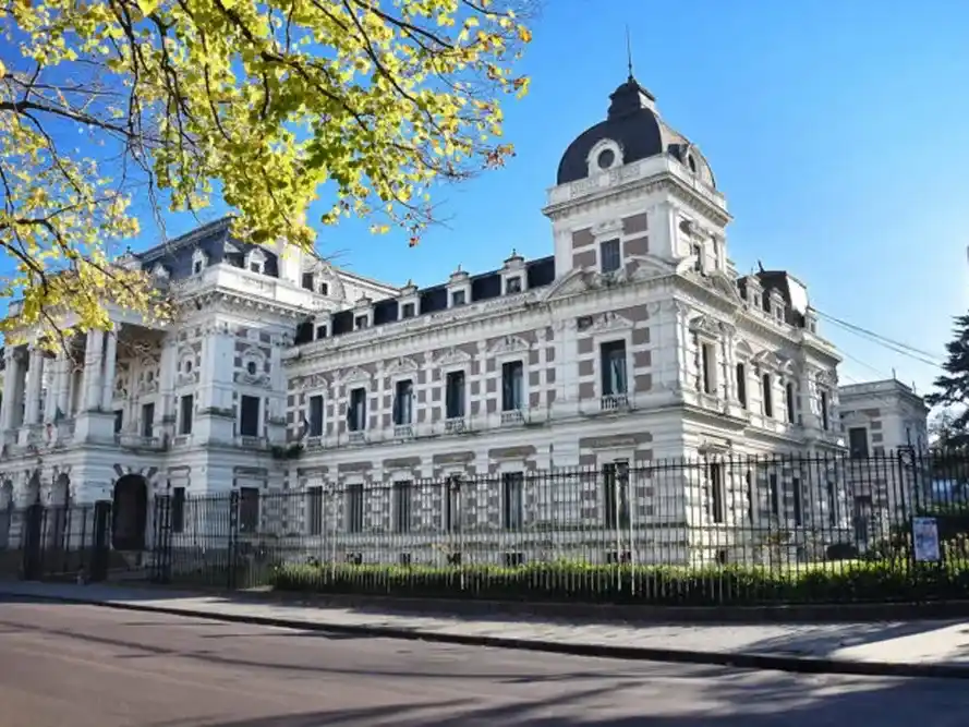Las reuniones en La Plata, que serán el miércoles en dos turnos, sentarán primero a la mesa de negociación a los docentes  y luego a las centrales que nuclean a los estatales de la administración central.