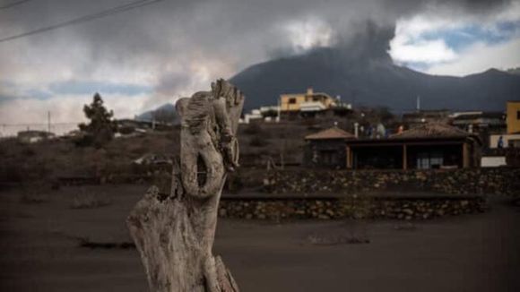 SE CAYÓ DEL TEJADO CUANDO LIMPIABA CENIZAS: hombre de 70 años es la primera víctima del volcán de La Palma