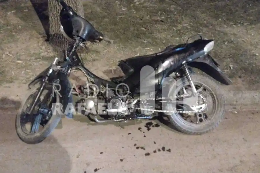 Cayó de su moto y quedó inconsciente: el vehículo perdió aceite en el asfalto