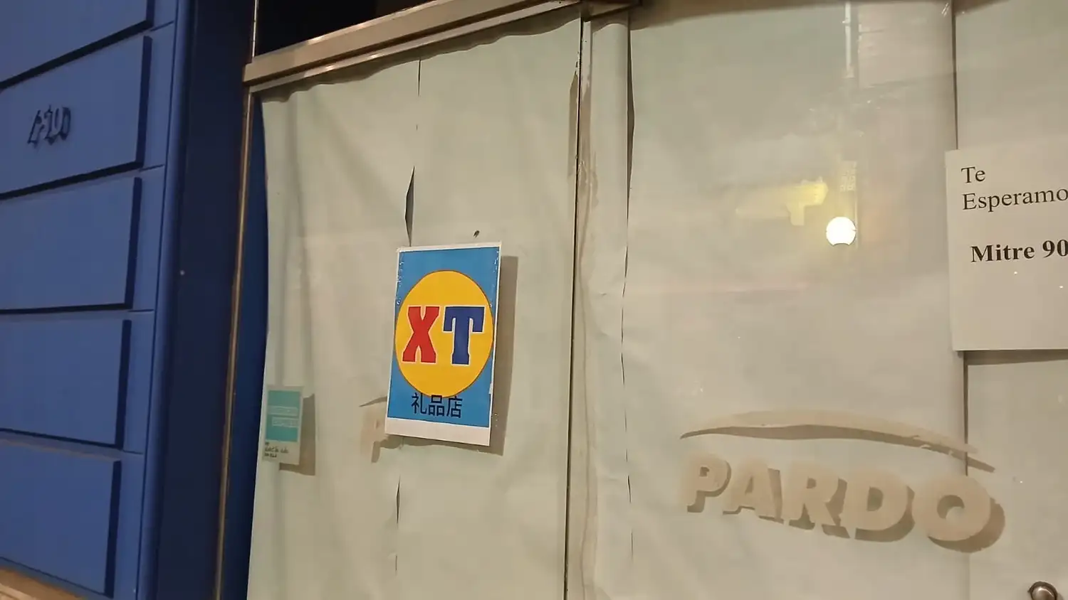 Cartel de XT, bazar y regalos en vidriera de Pardo Muebles
