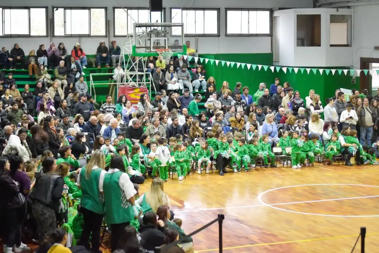 La celebración incluyó además reconocimientos a ex docentes, la participación de inspectoras educativas y una presentación artística del Centro Cultural Kimberley.