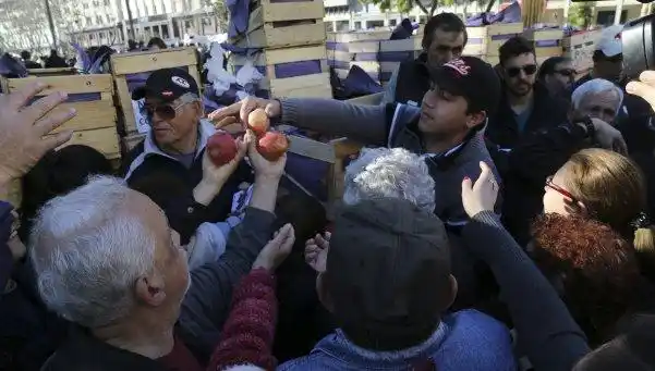La protesta frutícola se hizo bandera de la oposición