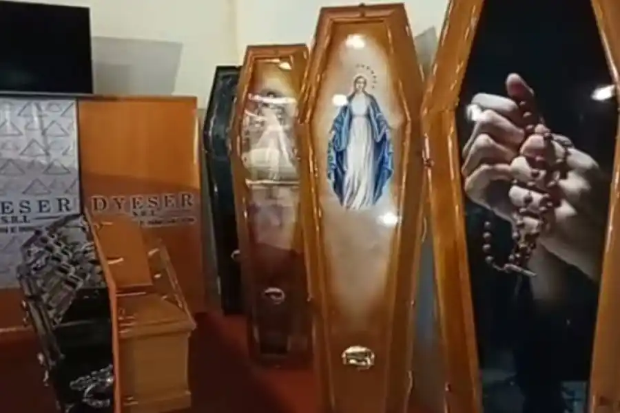 Furor en Carlos Paz por una insólita muestra de ataúdes: desde luces LED hasta temática LGBTQI+