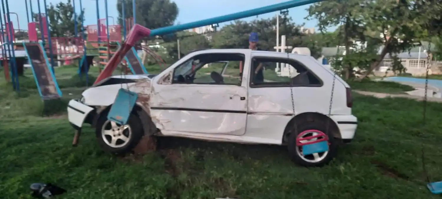 Perdió el control del auto y terminó chocando los juegos en una plaza