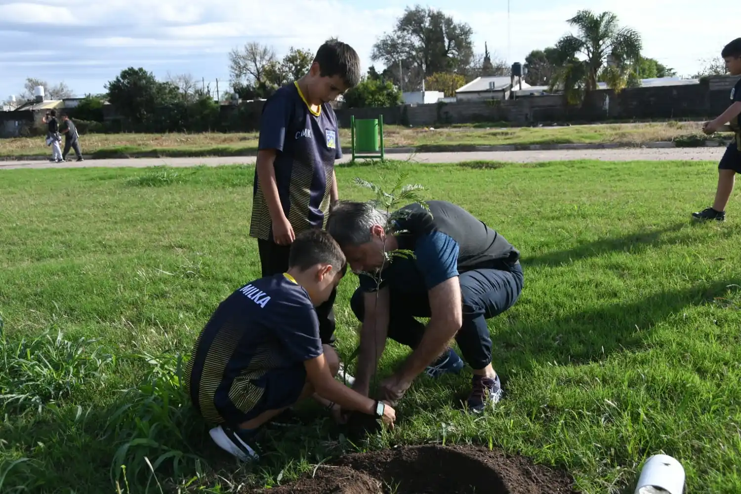 Plantaron 50 árboles en Loteo Procrear