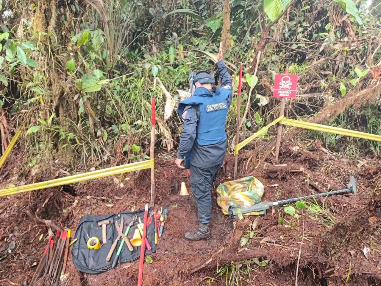 Soldado de Colombia en un proceso de desminado en el municipio de Pueblo Rico, Risaralda.