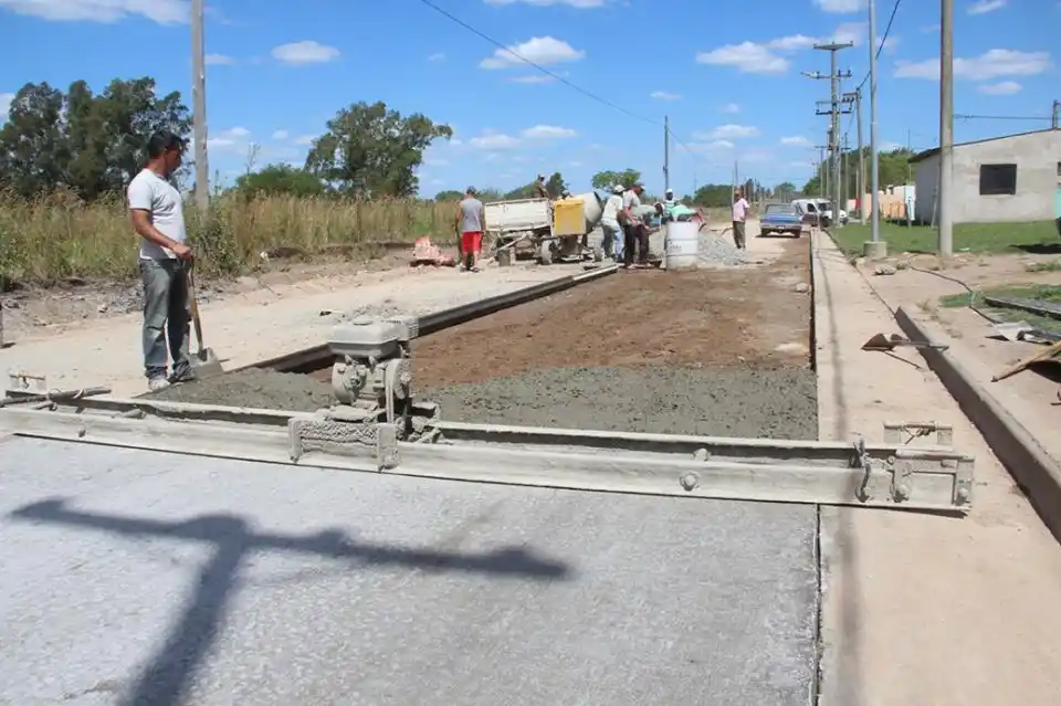 LOBERIA: Realizan obras de pavimento en dos barrios