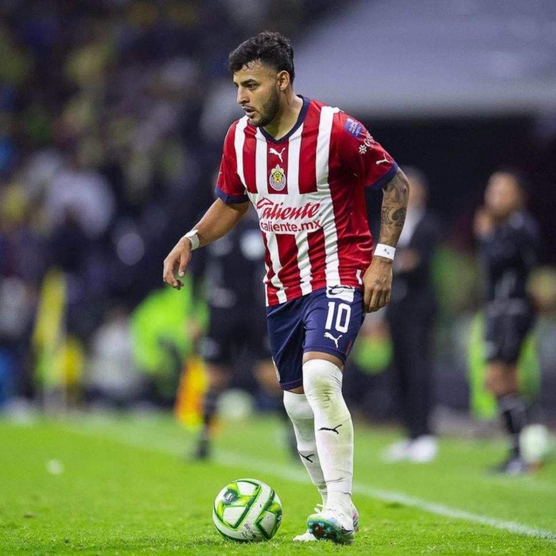 Afición de Chivas llama "borracho" a Alexis Vega