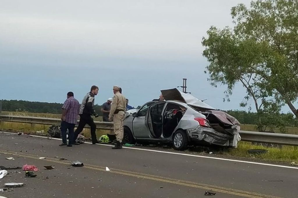Volcó un camión en la RN14 y aplastó un auto: murieron dos personas