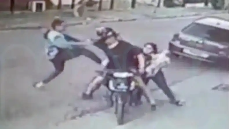 Video: Intentó robar en un almacén y los vecinos le dieron una paliza