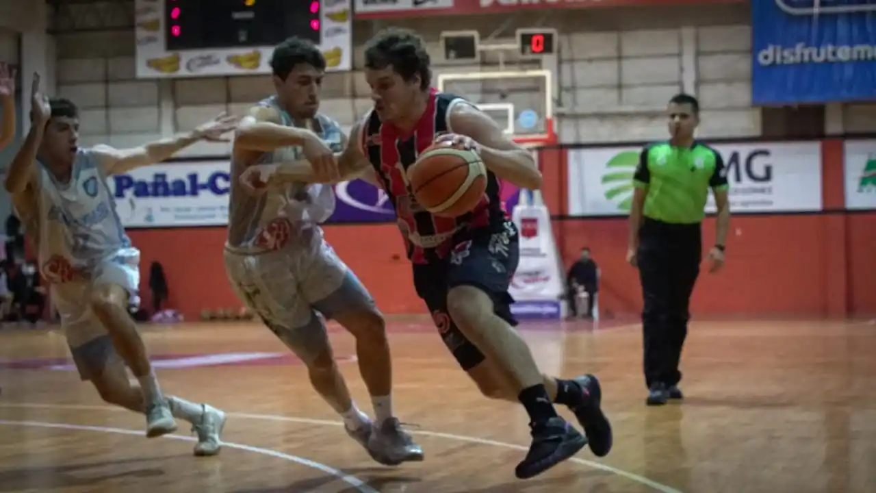 Central venció sin sobresaltos a Regatas y comenzó con paso firme 