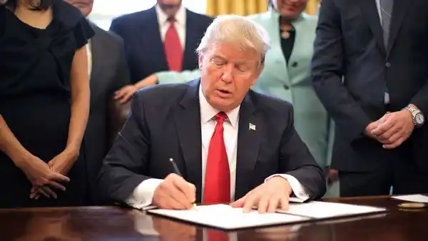Donald Trump firmó una nueva versión del decreto migratorio