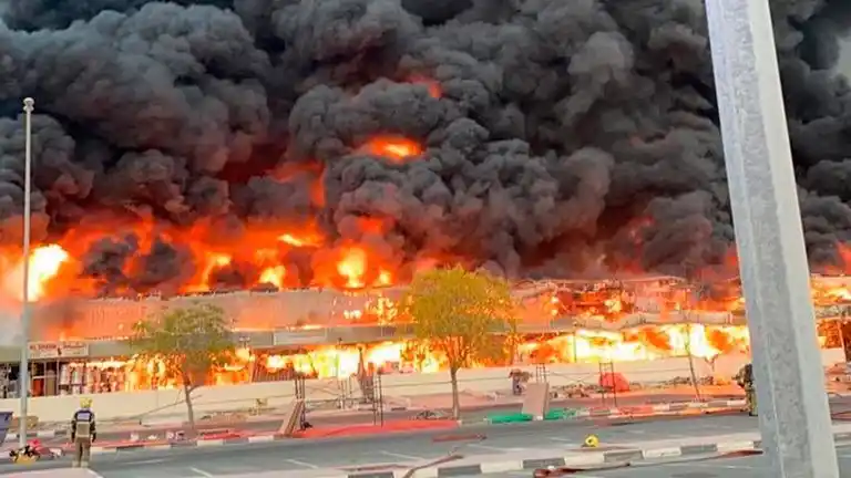 Feroz incendio en un mercado de Ajmán, en Emiratos Árabes