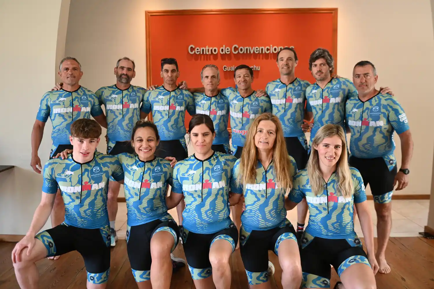 Parte del equipo de triatletas locales que competirán en el Ironman.