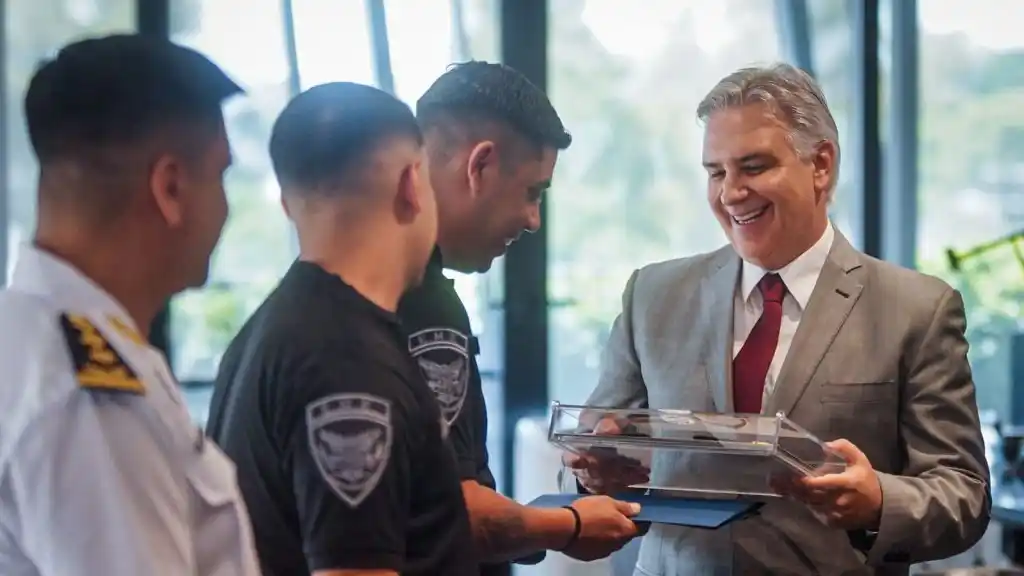 Los policías que hallaron a Esmeralda fueron ascendidos por Llaryora