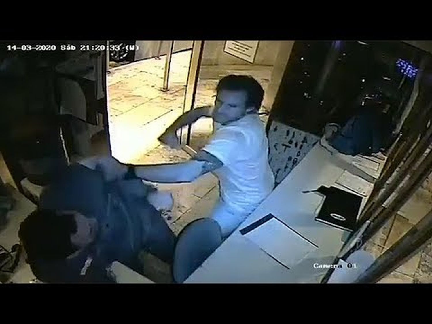 Agredió a golpes al guardia de seguridad de su edificio que lo increpó por no aislarse