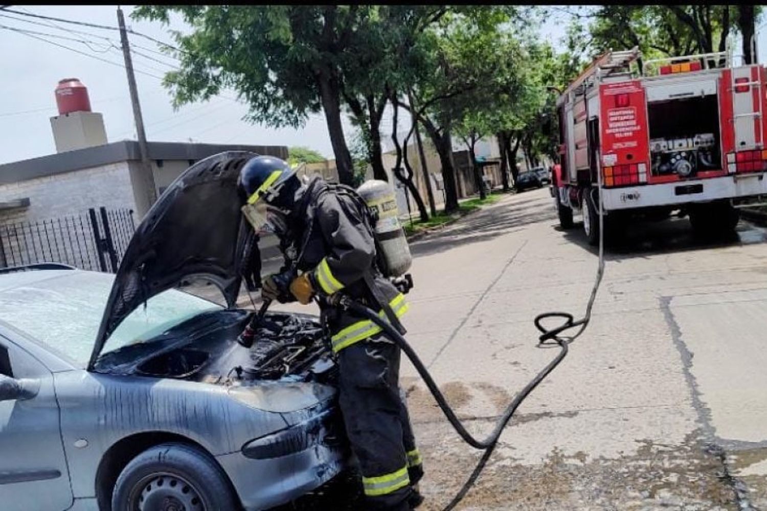 Un vehículo tomó fuego en horas del mediodia 