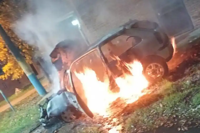 Prendieron fuego un auto en zona oeste y terminó destruido.