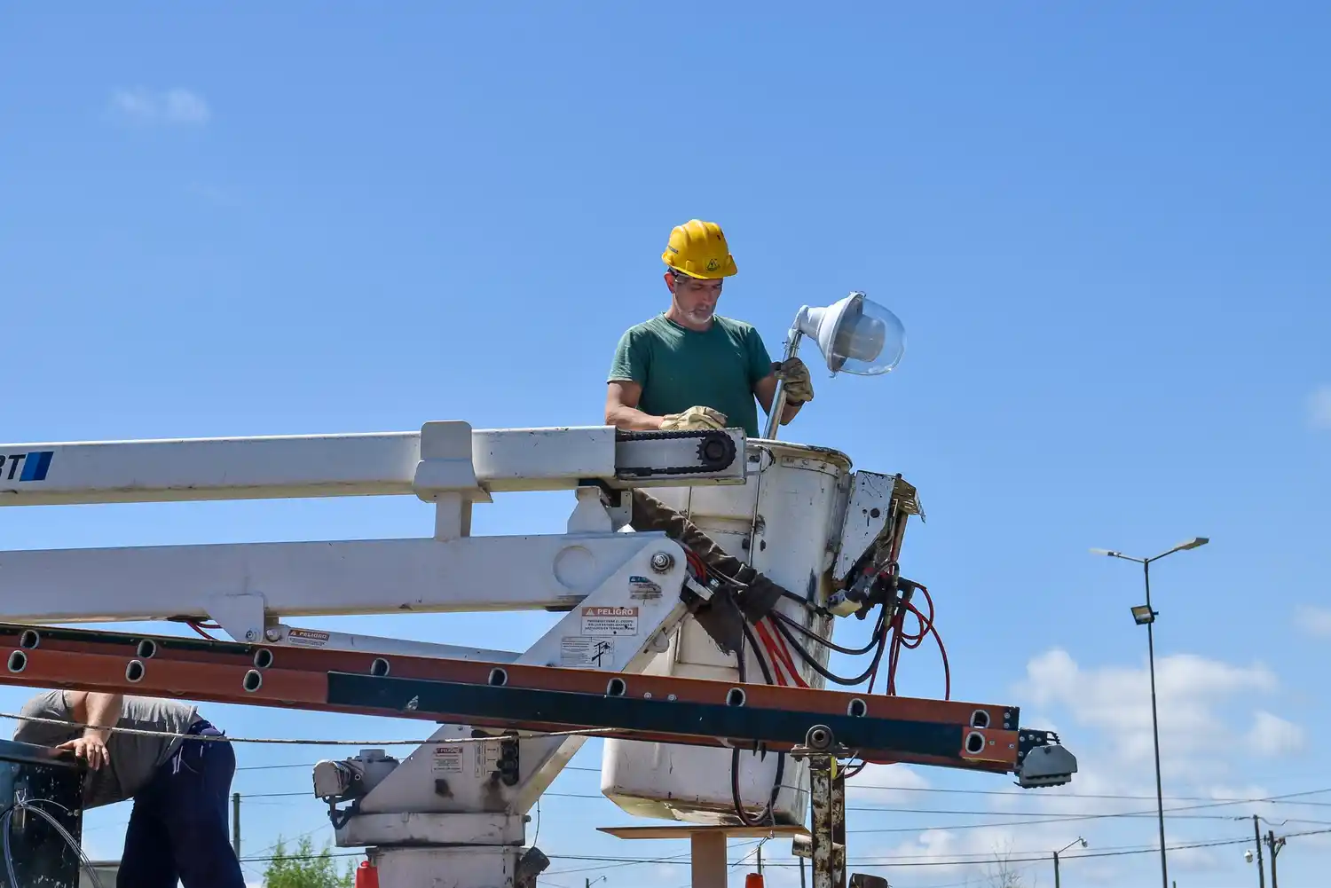 Colocan más iluminación con tecnología led en los barrios Iporá y El Hueco