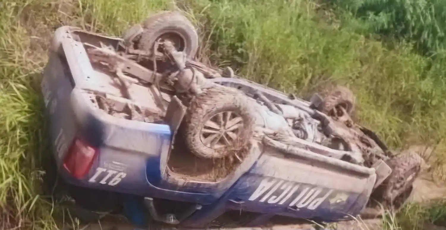 Un móvil policial volcó en Ruta Provincial 2 y terminó en la cuneta