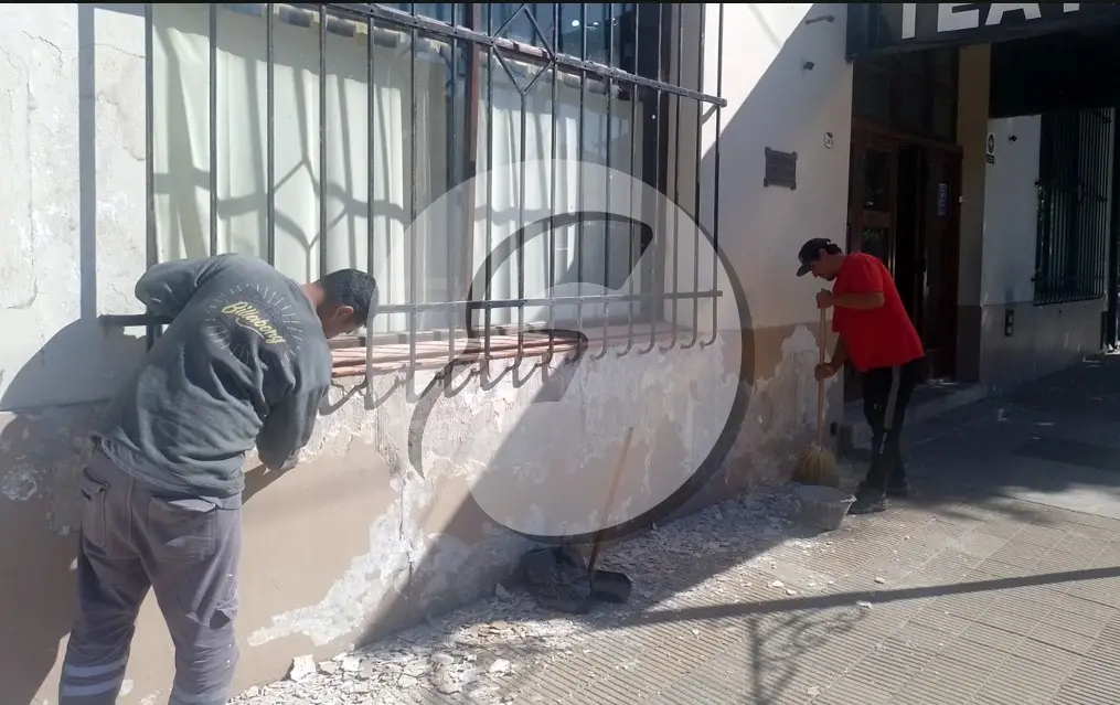 Dos operarios. Preparan en la mañana de ayer la pared exterior del Teatro que se pintará