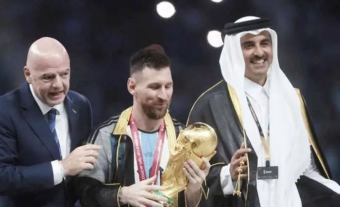 ¿Por qué puso el emir una túnica a Messi antes de levantar la Copa del Mundo?