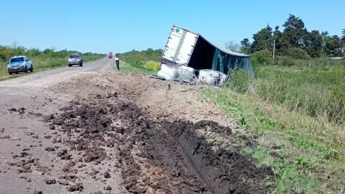 Volcó un camión con productos químicos en Entre Ríos