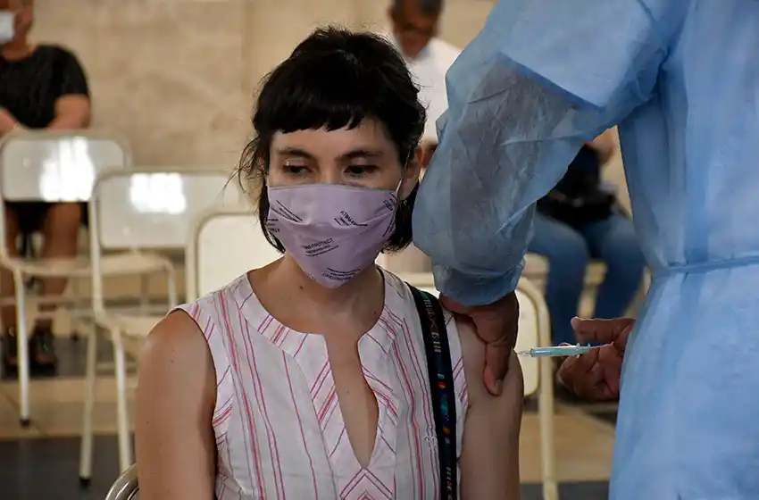 Insisten con que "vacunar con una sola dosis no evita el contagio pero sí el cuadro grave"