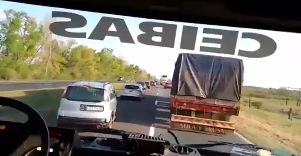 Indignante: conductores se negaron a darle paso a una autobomba de los Bomberos de Ceibas