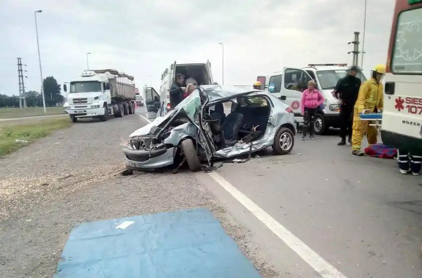 Tres personas heridas tras un siniestro vial entre un auto y un camión con acoplado