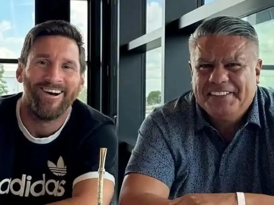 Lionel Messi, detrás de Leones FC, y Claudio "Chiqui" Tapia, presidente de la AFA.