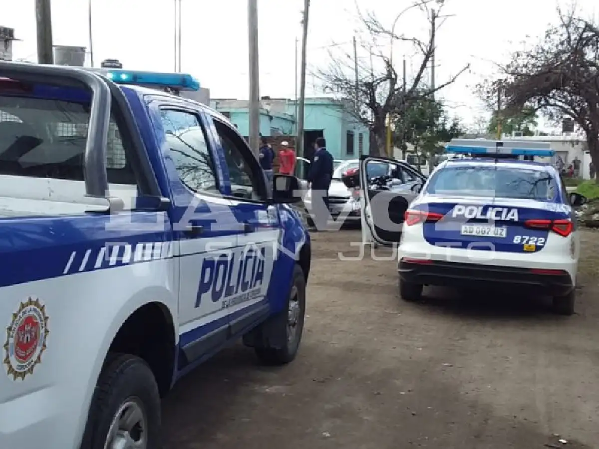 Un policía fue golpeado y otros dos, atacados por perros pitbull en el operativo de barrio Parque