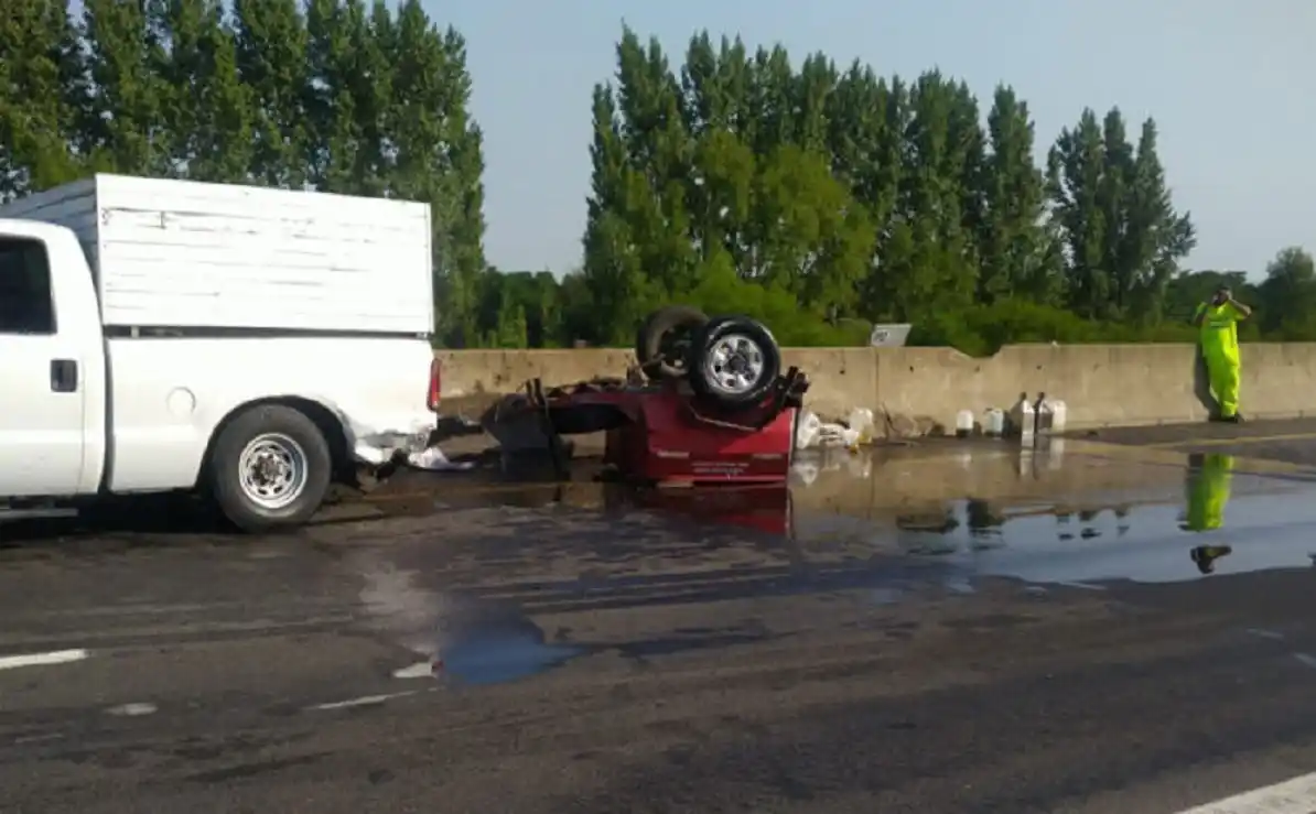 Bomberos de Gualeguaychú limpió un derrame de aceite sobre la Autovía 14