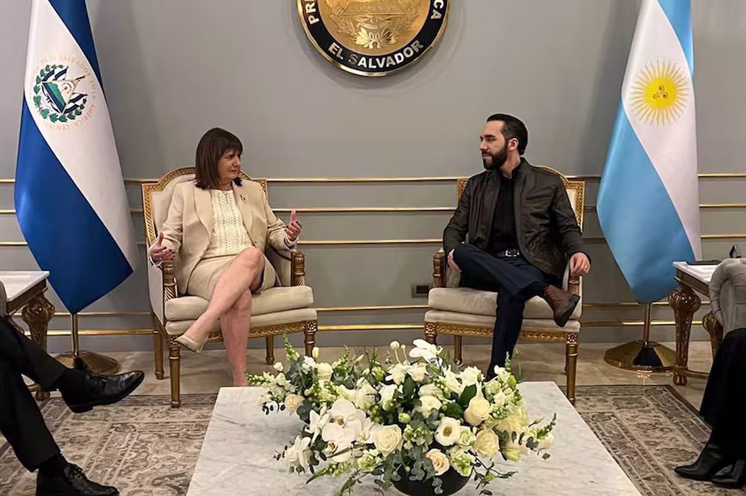 La ministra Patricia Bullrich junto al presidente de El Salvador, Nayib Bukele.