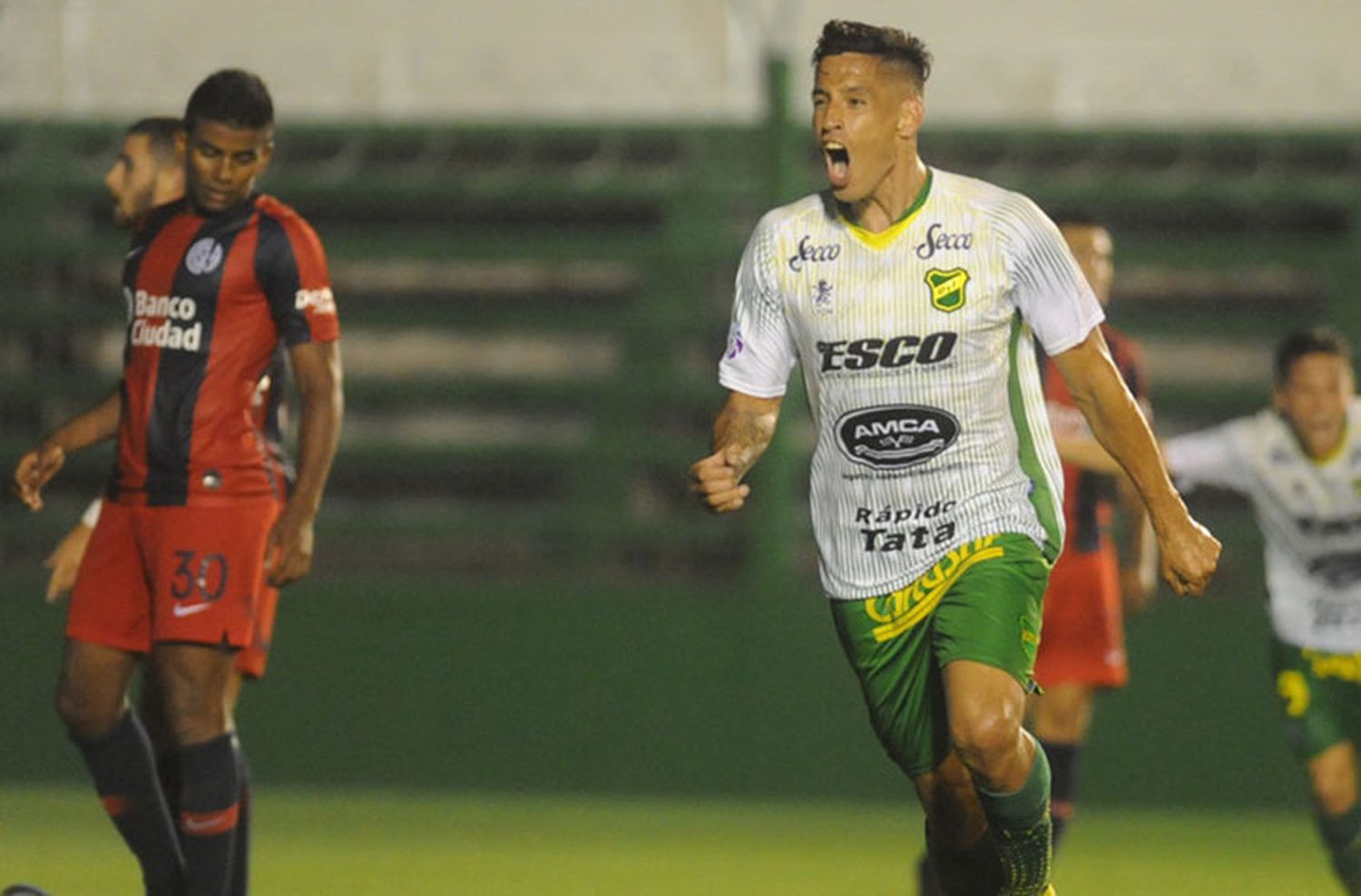 Con un gol agónico, Defensa venció a San Lorenzo y trepó a la cima