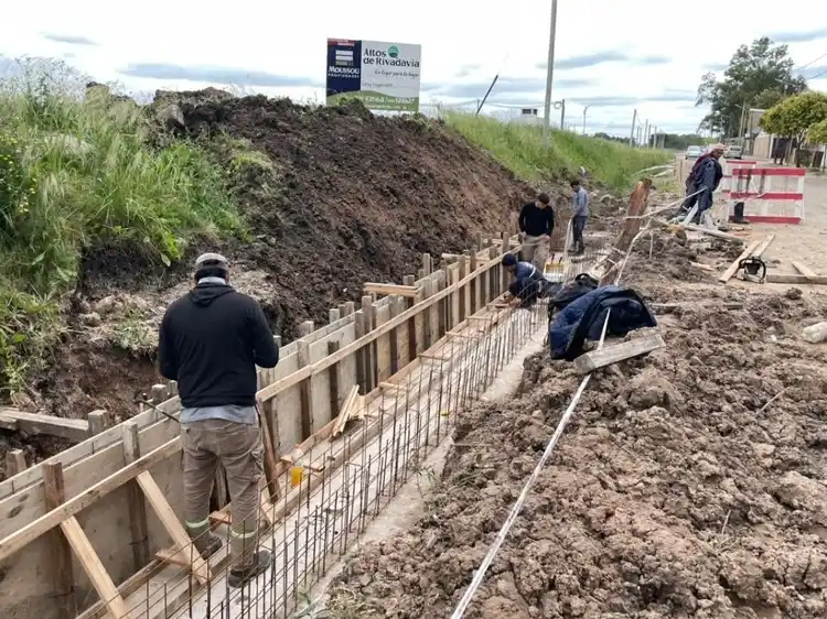 Avanza la construcción del nuevo desagüe pluvial de hormigón sobre calle Rivadavia