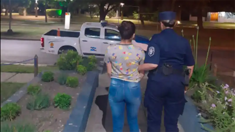 Una mujer acuchilló en el abdomen a un joven embarazada de 21 años