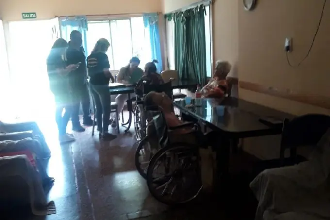 Lomas de Zamora: Rescatan a 19 abuelos que vivían en condiciones deplorables de salud e higiene en un geriátrico