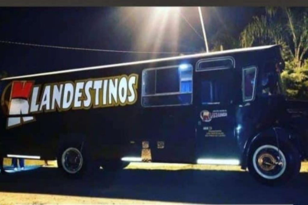 Robaron un colectivo cargado con instrumentos del grupo Klandestinos