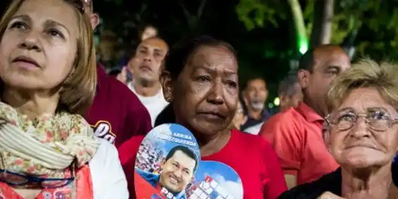 Chávez estaría en coma inducido, según ABC de España