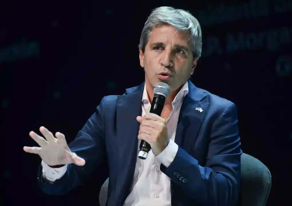 Caputo adelantó que el Gobierno irá a la Justicia si el Congreso logra rechazar el veto