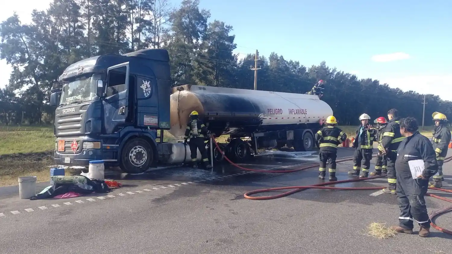 Bomberos logró controlar y apagar el fuego sin que pase a mayores ni haya derrames de combustible.